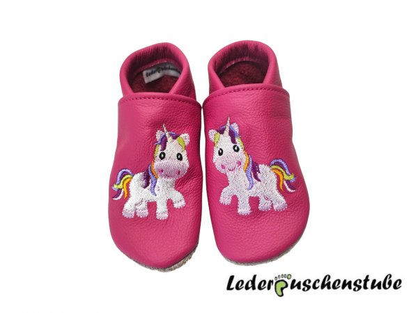 Lederpuschen in pink und Stickerei Einhorn 